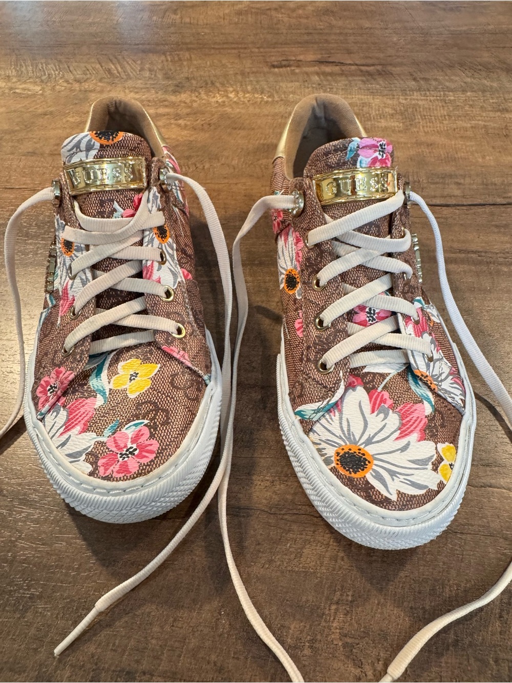GUESS Women’s Size 7M Brown Floral Logo Print Lace Up Sneakers Gold